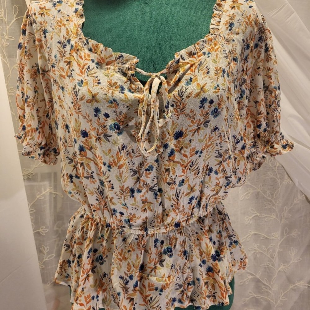 🤍🤍💛Chelsea & Violet NWT Front Tie Floral Print Peplum Blouse L
